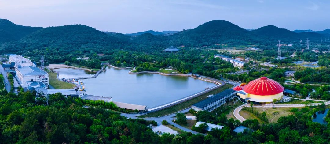 紫清湖的度假别墅沿湖设计,并配有独立温泉泡池.