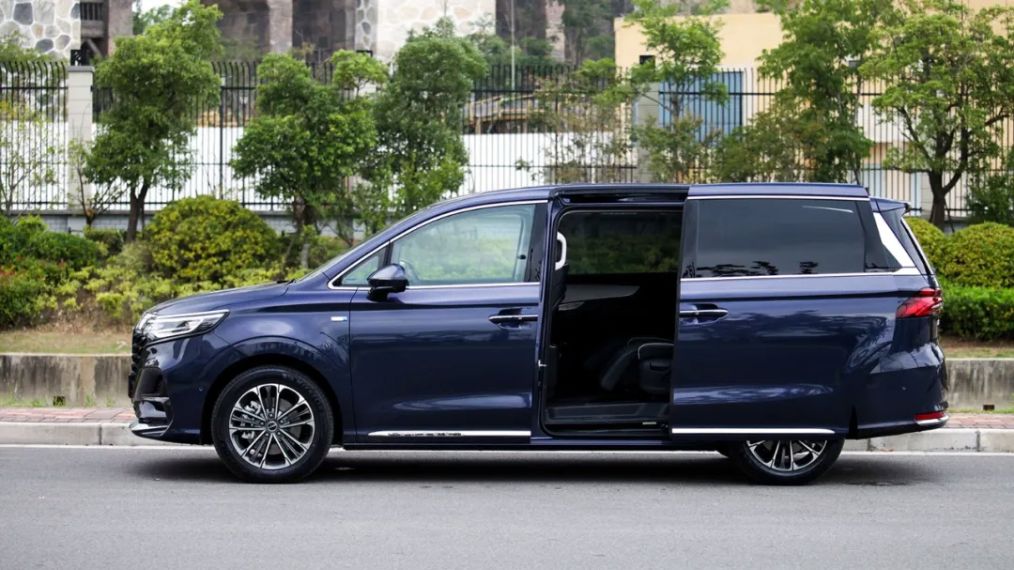 荣威又一重磅车,气场媲美别克gl8,入门级豪华18.88万起