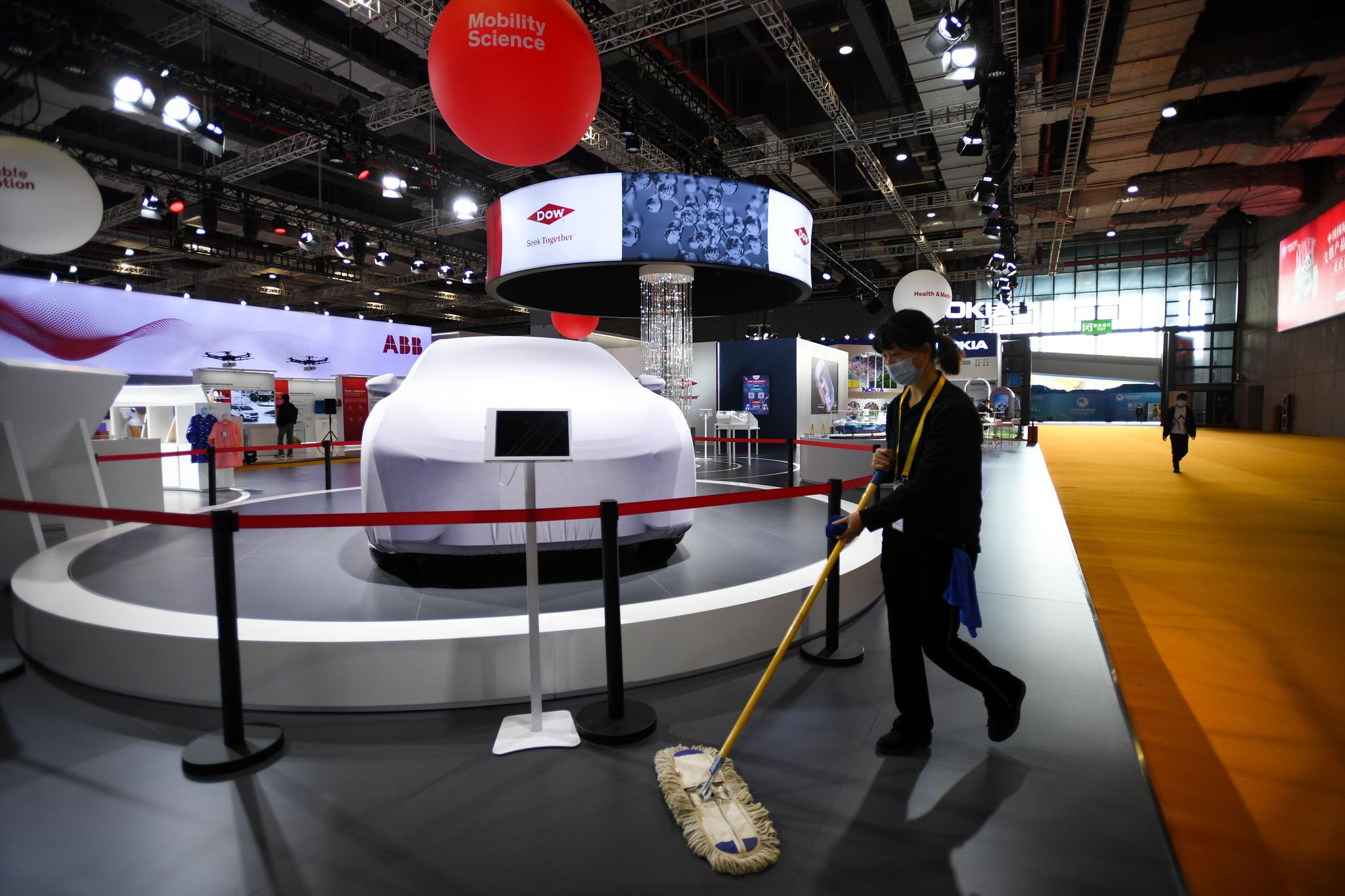 工作人员在进博会技术装备展区清洁展台.新华社图