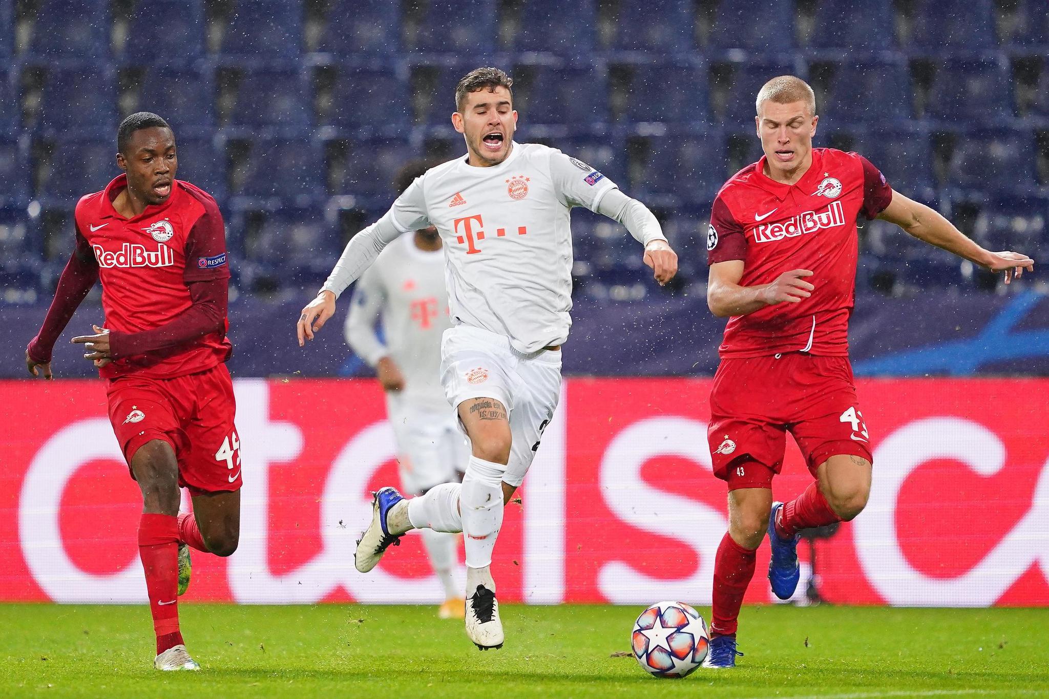 11月3日,拜仁慕尼黑队球员埃尔南德斯(中)与萨尔茨堡队球员姆韦普(左)