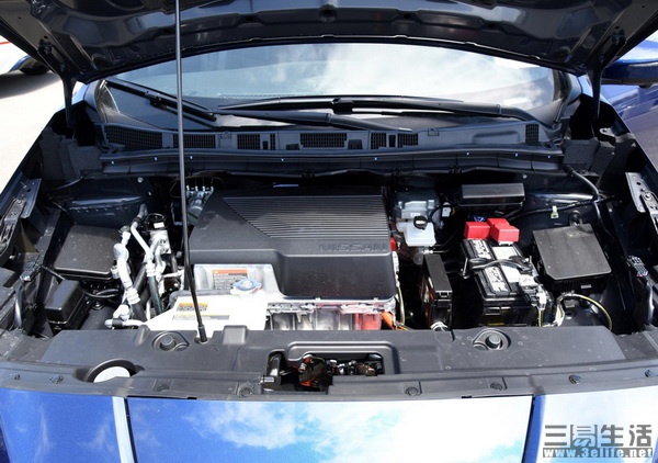 动力方面,新款日产聆风提供提供2种电池容量,其中标准版车型电池容量