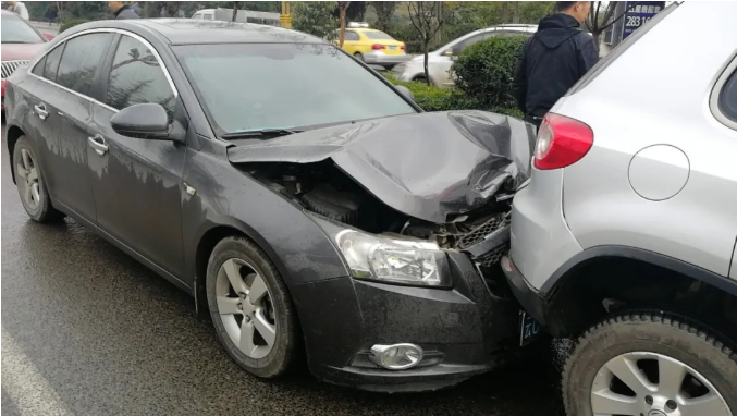 七车连环追尾!@昆明人 雨天路滑,开车要小心