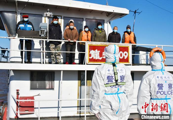 黑龙江抚远出入境边防检查站工作人员登船进行入境检查。　罗钧钟 摄