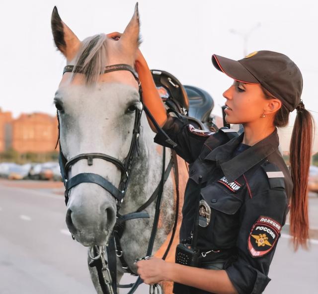 硬核诱惑!又一女骑警走红,天使面容魔鬼身材,唯一遗憾名花有主