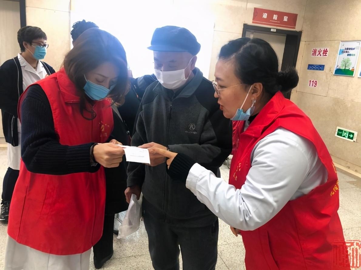 七院200余名医务人员参与志愿服务:"看到患者的笑脸我们就开心"