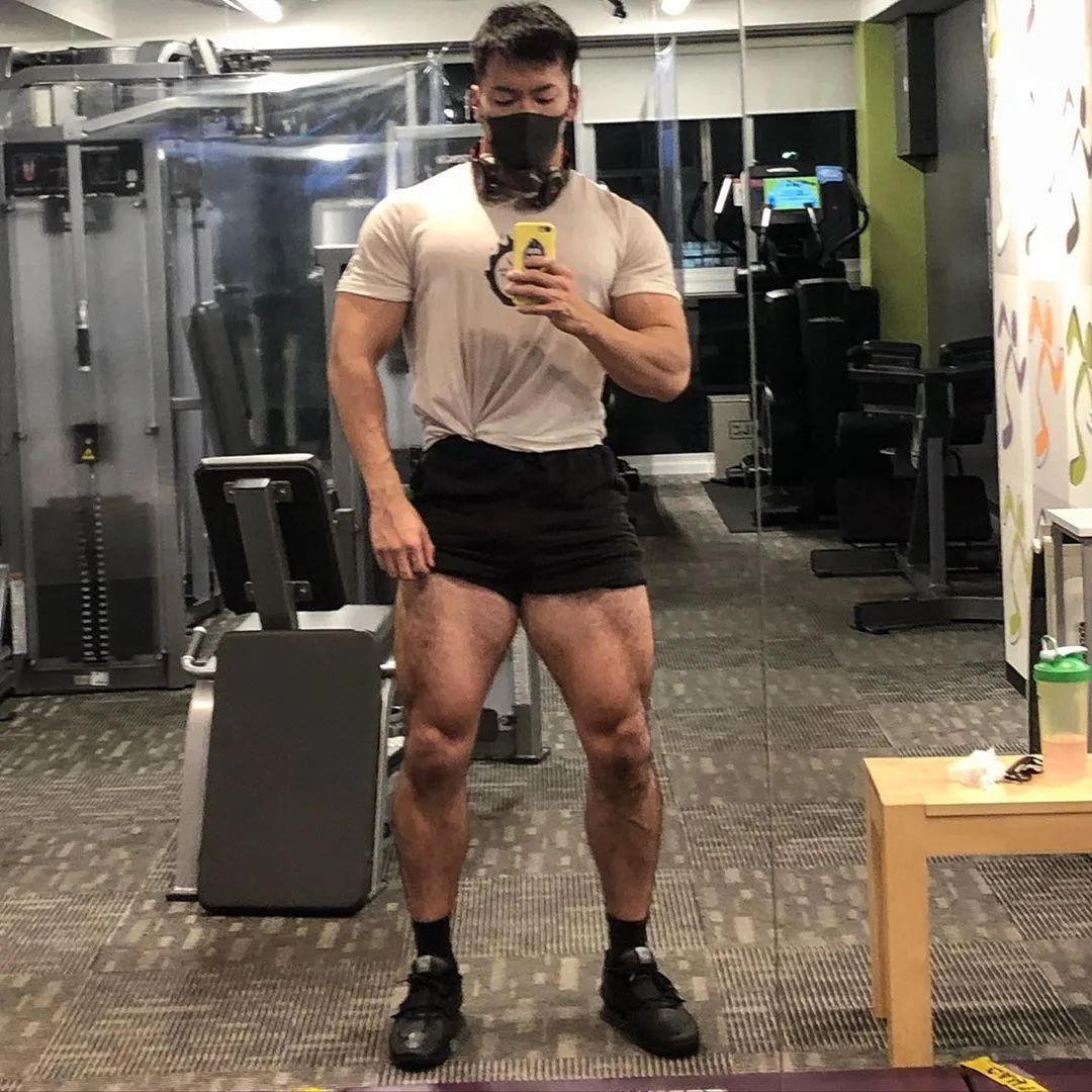 181cm日本肌肉壮男酷爱蹲腿,大腿围度71公分,想不粗都难!