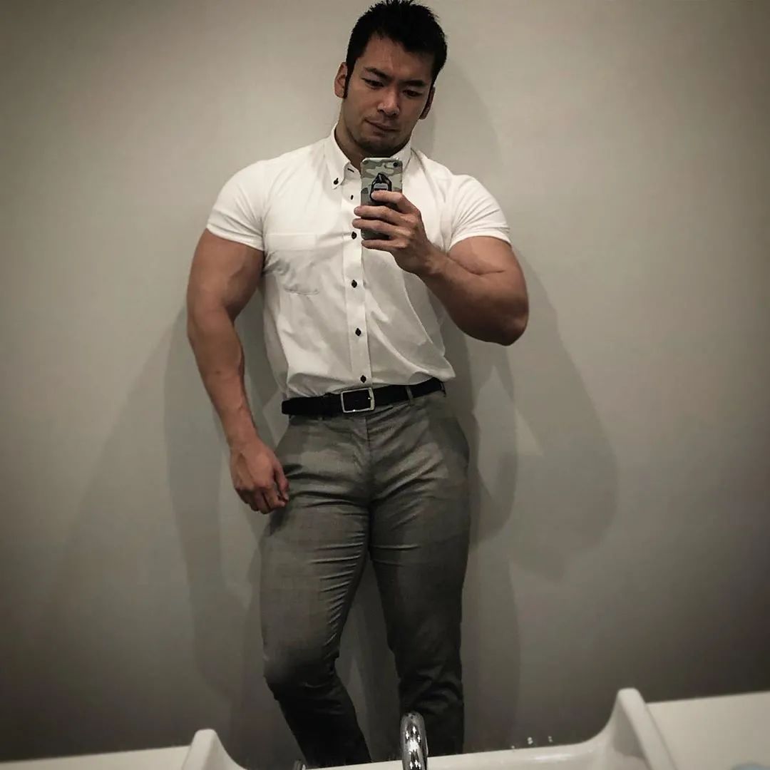 181cm日本肌肉壮男酷爱蹲腿,大腿围度71公分,想不粗都难!|日本_新浪新