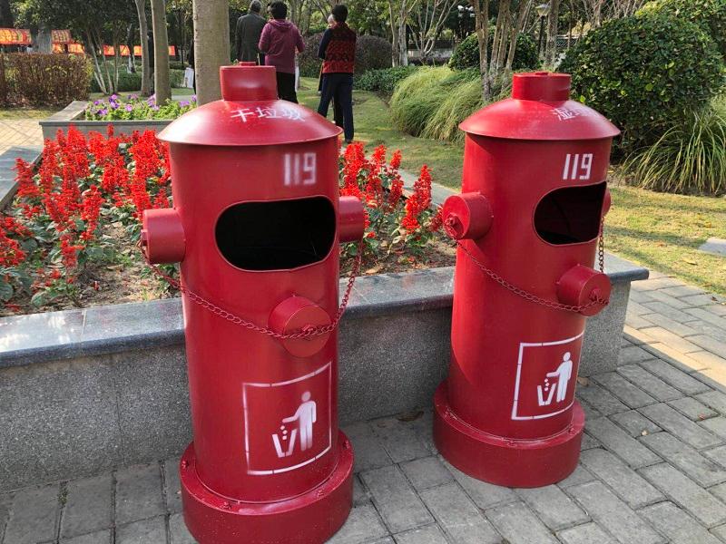 分类投放的垃圾箱也是消防栓造型 消防供图