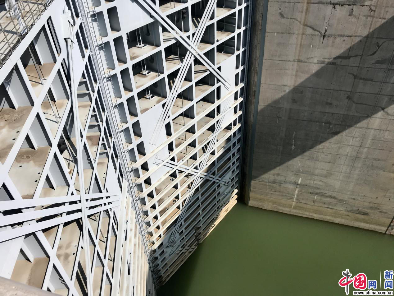 船闸下闸首人字门,堪称"天下第一门".