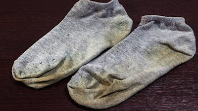 脚臭的人,脚汗都不少,一天下来,袜子泡在脚汗里,脱下来的时候又湿又黏