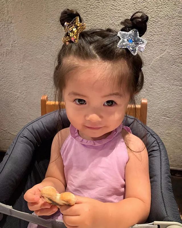 日本那个刚出生就靠发量爆红网络的小女孩长大啦!