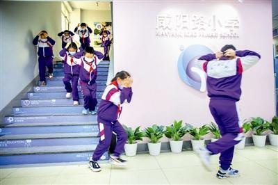 咸阳路小学开展地震应急疏散演练|咸阳|演练|小学_新浪新闻