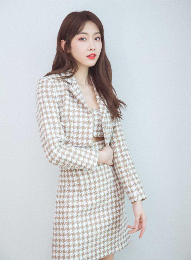 华为小公主姚安娜真放得开穿千鸟格连衣裙前面优雅后背惊艳