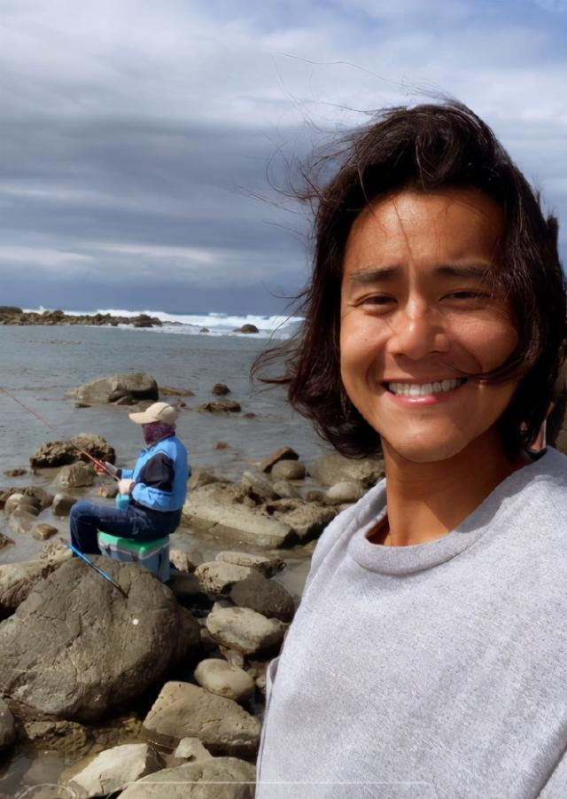 38岁彭于晏被路人指点,当街不爽竖中指,网友:表里不一