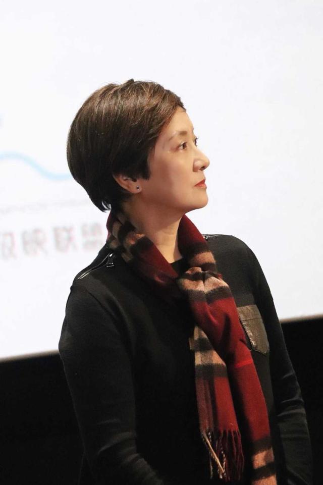 但是如果你年纪比较大了,可以学习邓婕借鉴这一种超短发,还能够修饰你