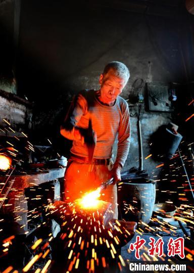 老街打铁匠的炉火人生:钢花相伴 创新延续传承|铁匠
