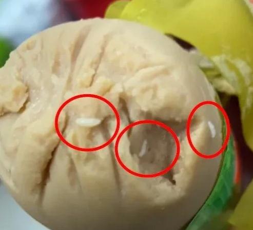 男子吃火腿肠吃出活虫吓到住院,索赔2000元遭拒:你又没吃进去