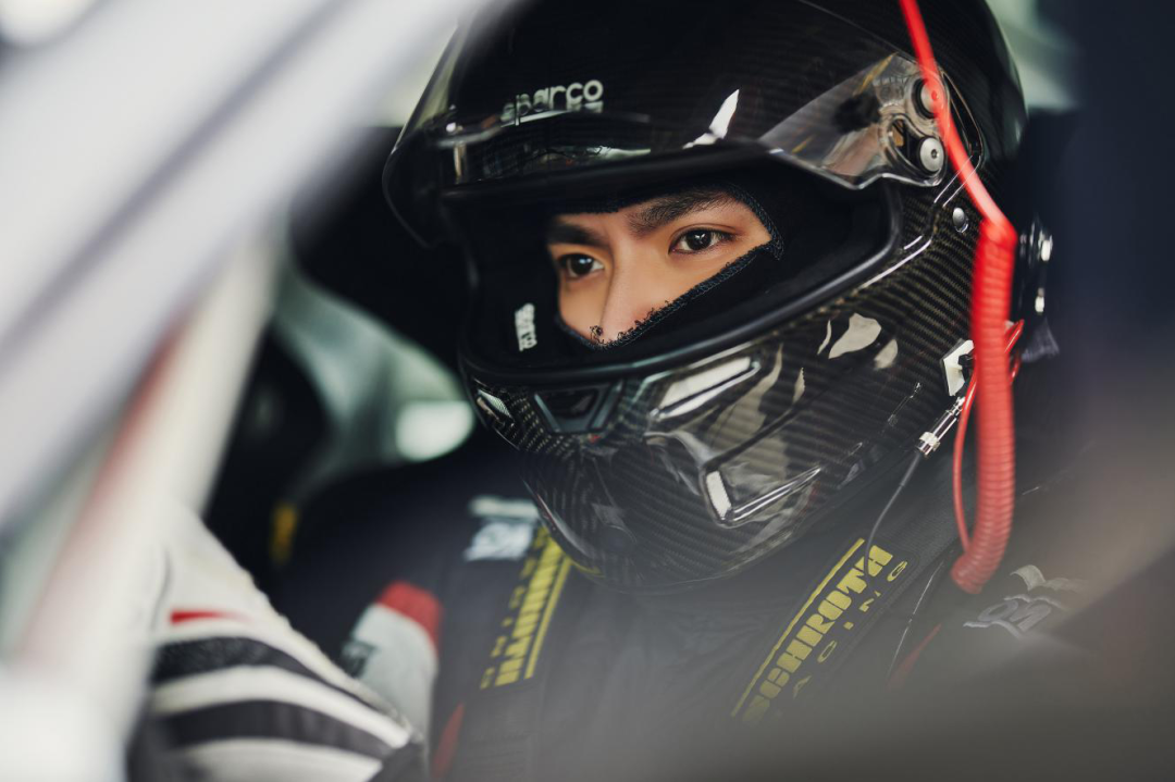 10月31日上午9点,吴亦凡身着赛车服在上海国际赛车场和观众见面,"我将