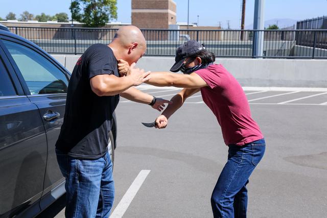 告诉你一个真实的刀战——携刀自卫5大误区|暴力|自卫|折刀_新浪新闻