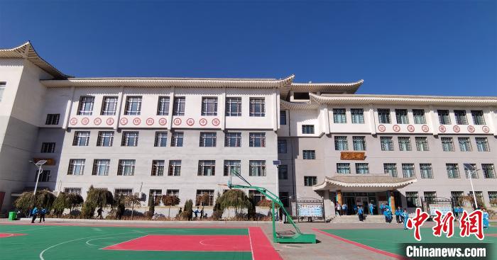 图为湟源县城关第一小学新教学楼. 祁增蓓 摄