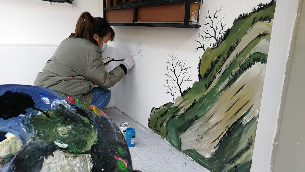 居民自己动手,墙体彩绘扮靓老旧小区