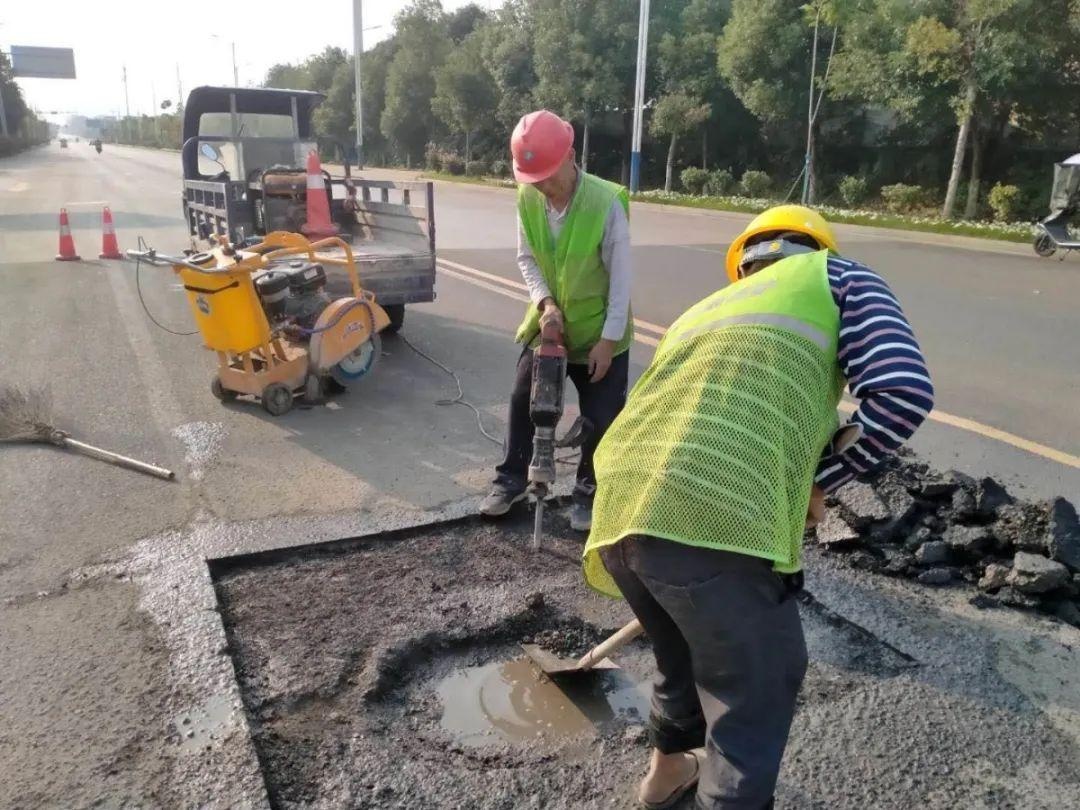 整治交通顽瘴痼疾丨湘潭高新区快速修复破损路面 保障道路交通安全|湘