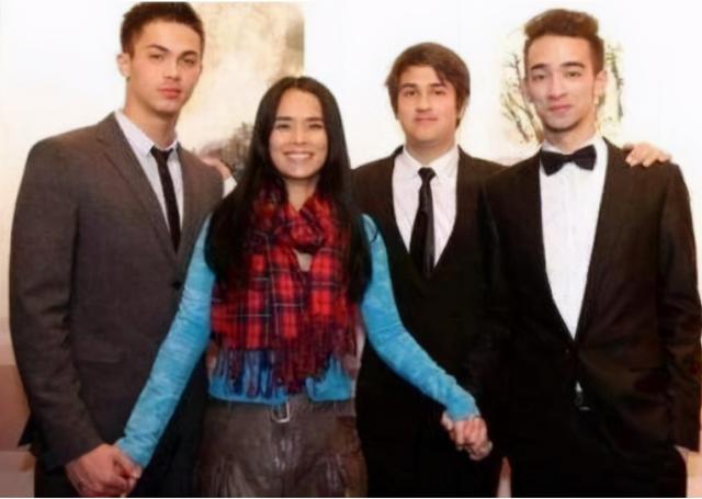 韦唯三个混血儿子很优秀,两个考上北大,一个成拳击冠军