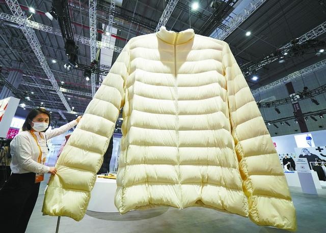 优衣库展示了2.7米高薄款新羽绒服.