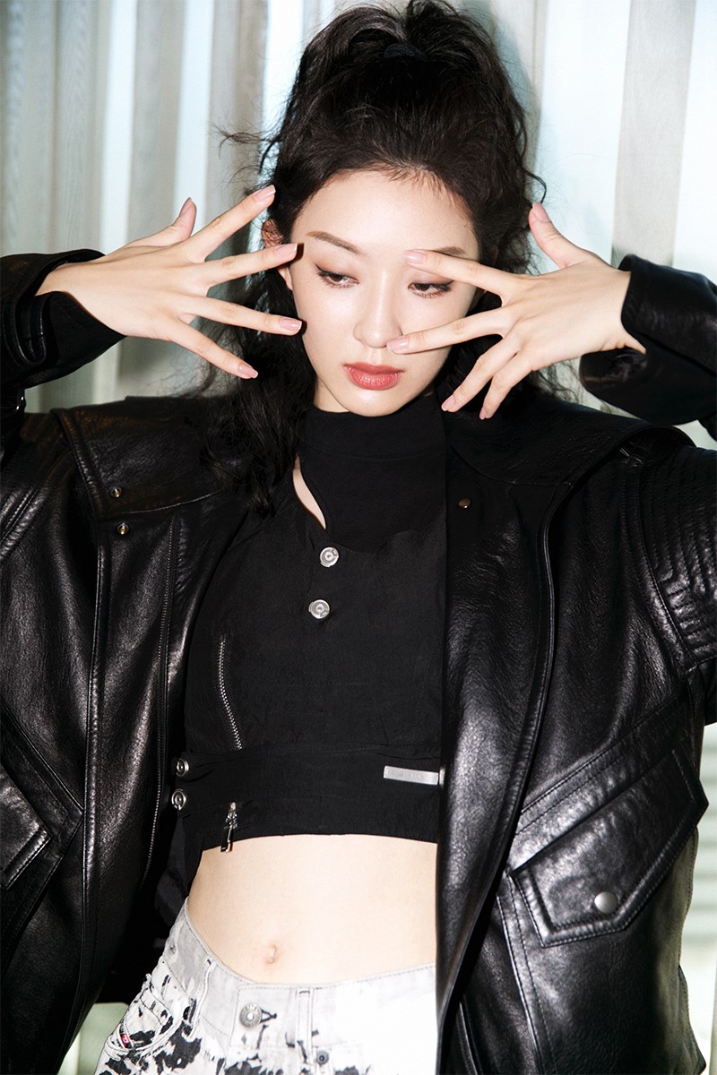 孙佳雨朋克风写真曝光诠释黑色"硬核"时尚