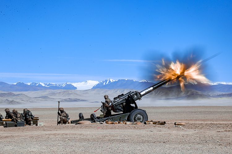 快速转移阵地,自行瞄准击发等多项操作,考验了炮兵快速反应能力.