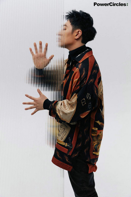 潘玮柏杂志大片曝光红黑色调尽显个性潮流态度