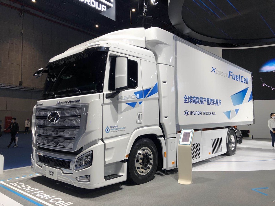 新闻中心全球首款量产的氢燃料重型卡车亮相进博会，满载可达36吨