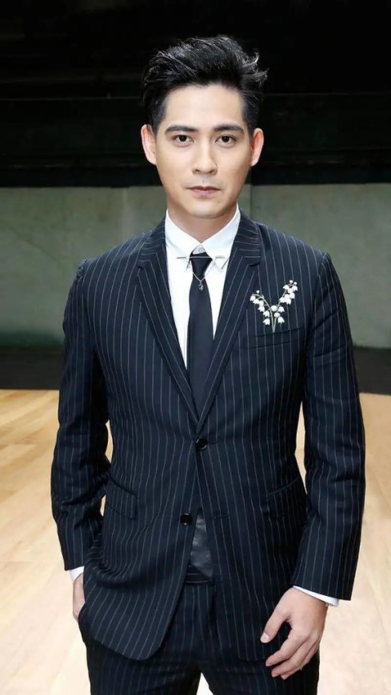 干练利落的属性受到不少男性朋友的欢迎,周渝民配一身西装男人味满分