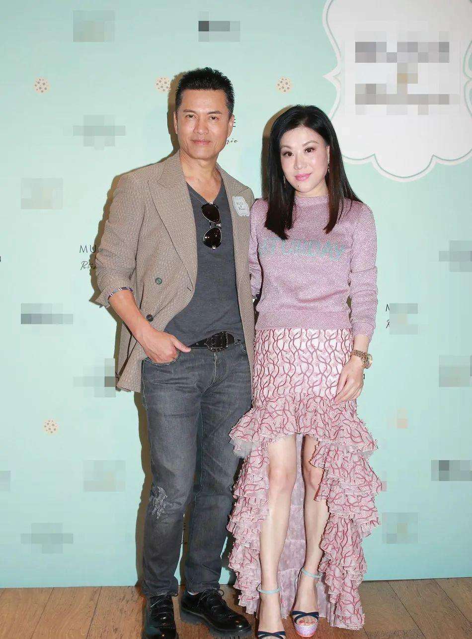 杨小娟开怀大笑,被吕良伟强行拉走,网友感慨为啥63岁能像40的!