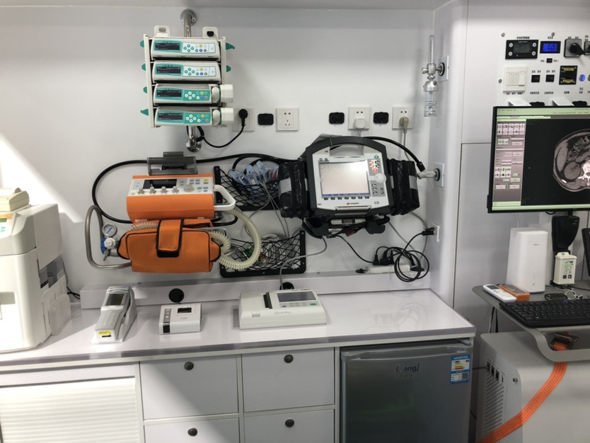 救护车内景,配备全球唯一可移动式全身扫描ct,以及必要的急救设备