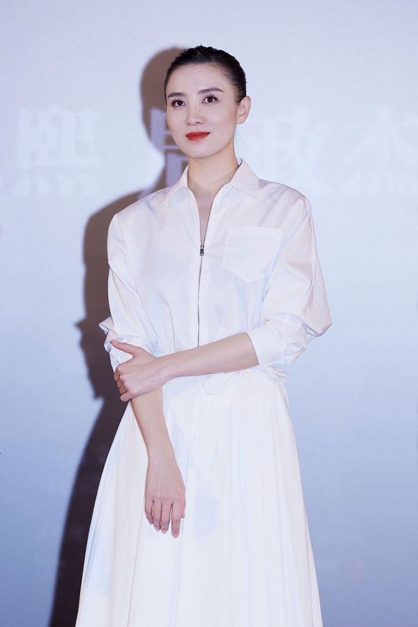 宋佳穿白裙站林间气质率性清新 一袭鹅黄深v裙秒变女神美艳动人