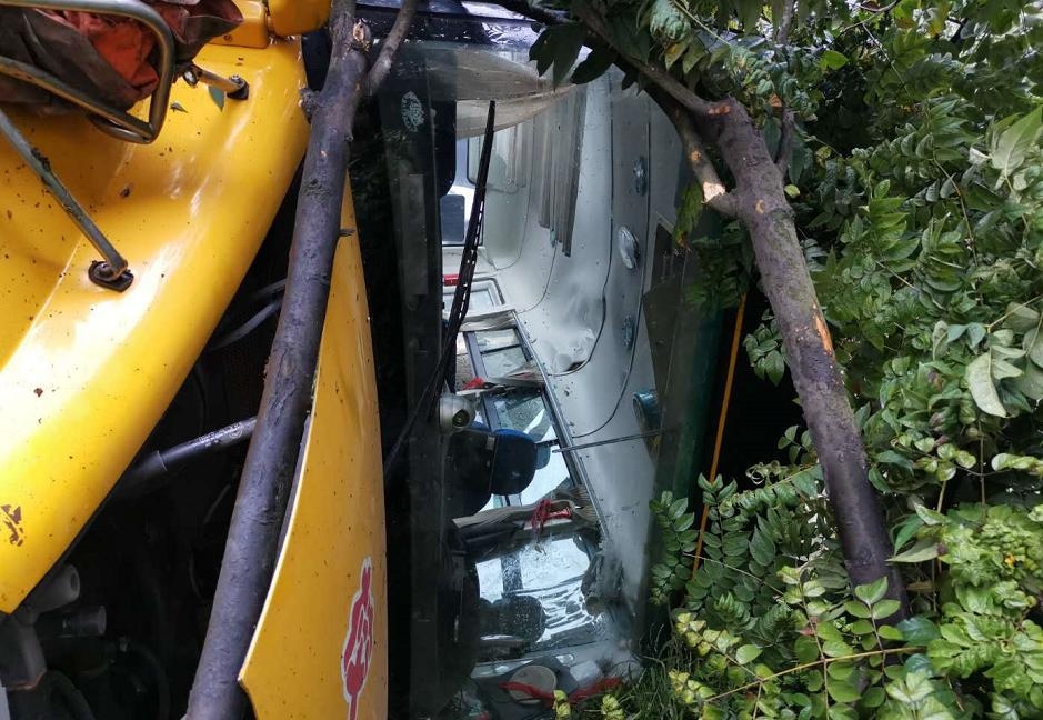 今早贵阳一辆印有校车字样中巴车侧翻幸亏