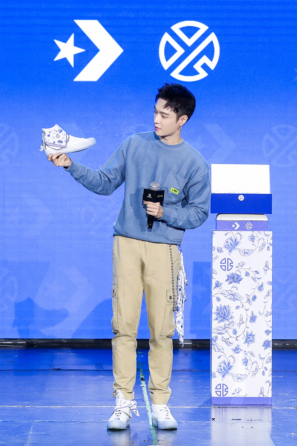 张艺兴脱衣狂舞上热搜!竟然就为一双鞋