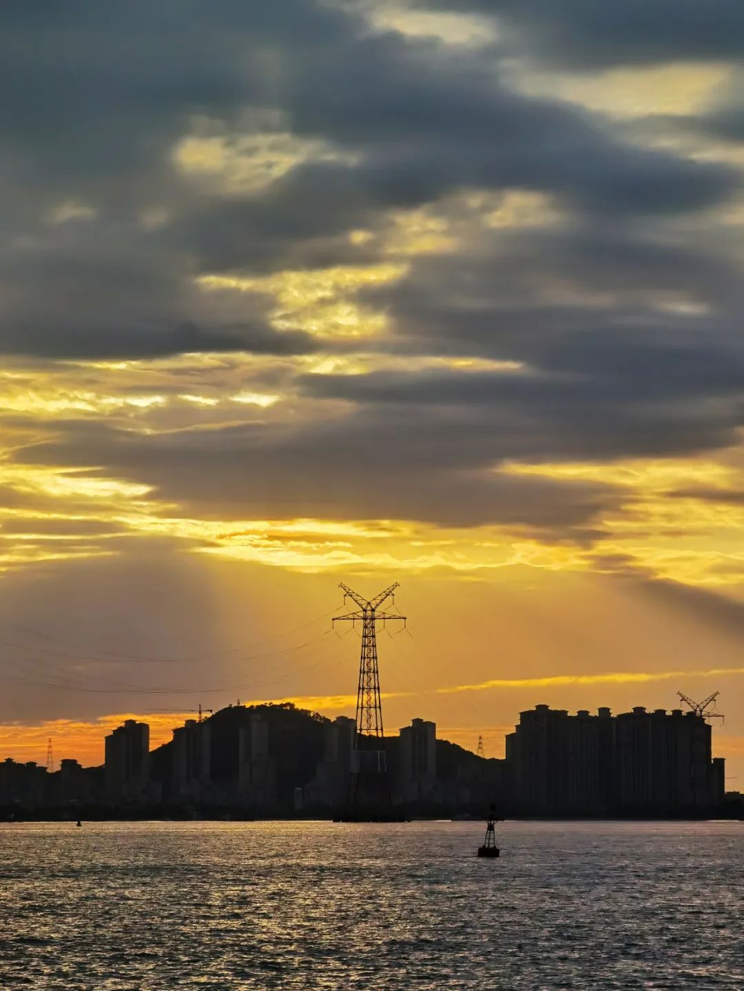 超美！厦门天空出现丁达尔效应，光有了形状！你看到了吗？休闲区蓝鸢梦想 - Www.slyday.coM