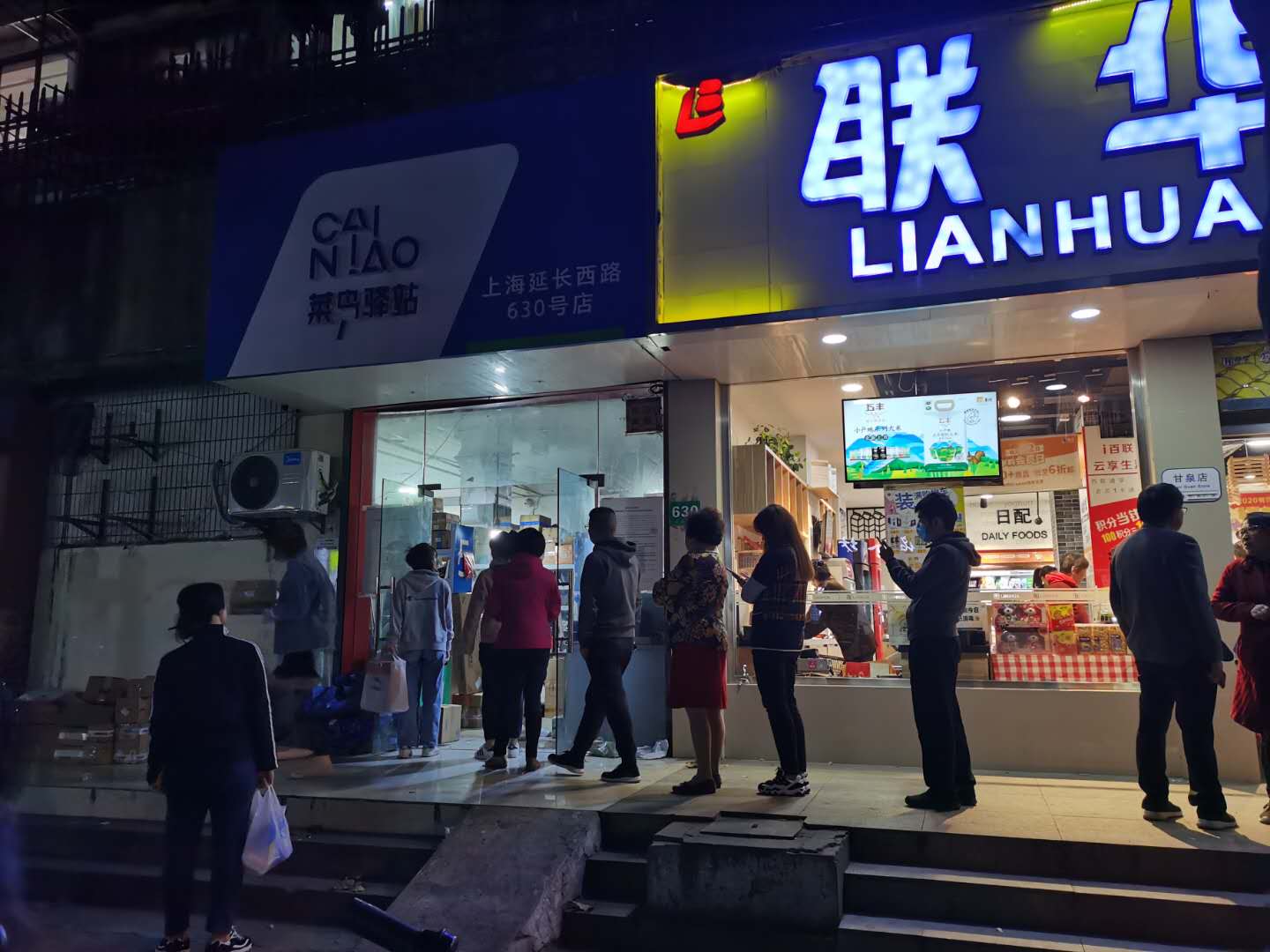 半夜十一点敲门送货、电表箱签收 双11提前令物流措手不及