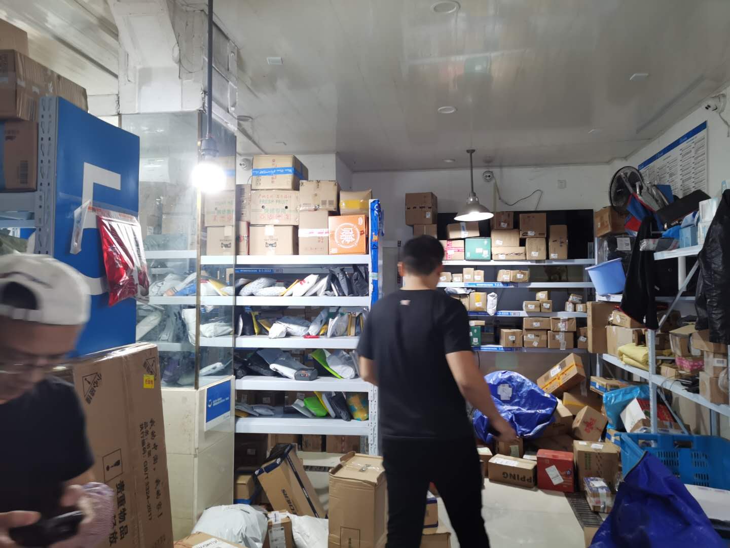 半夜十一点敲门送货、电表箱签收 双11提前令物流措手不及