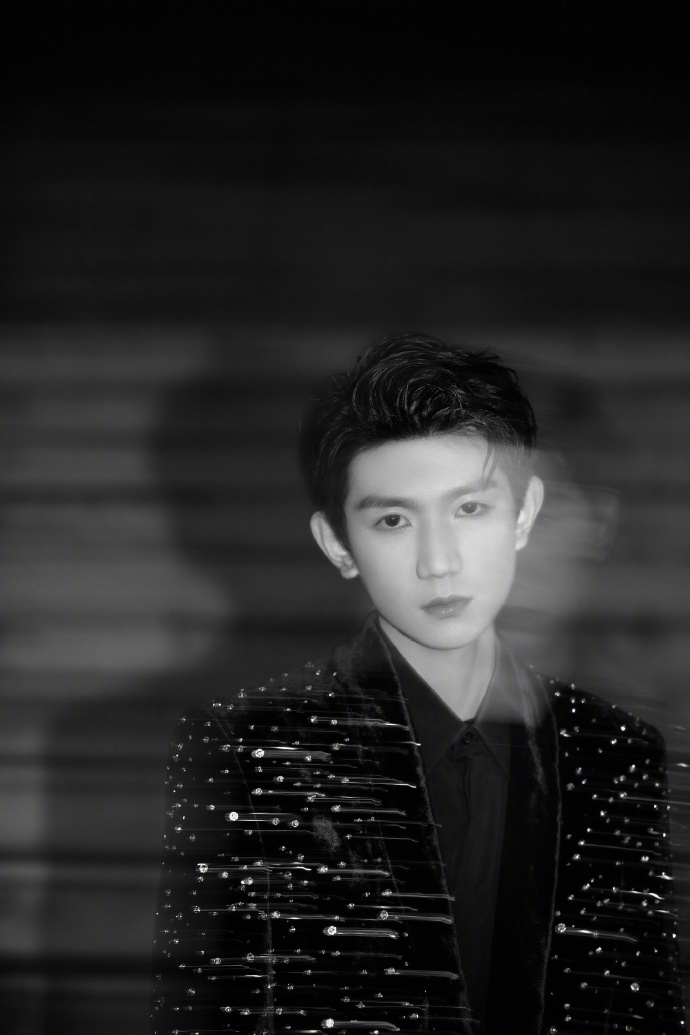 王源身着黑色西装  酷劲十足!