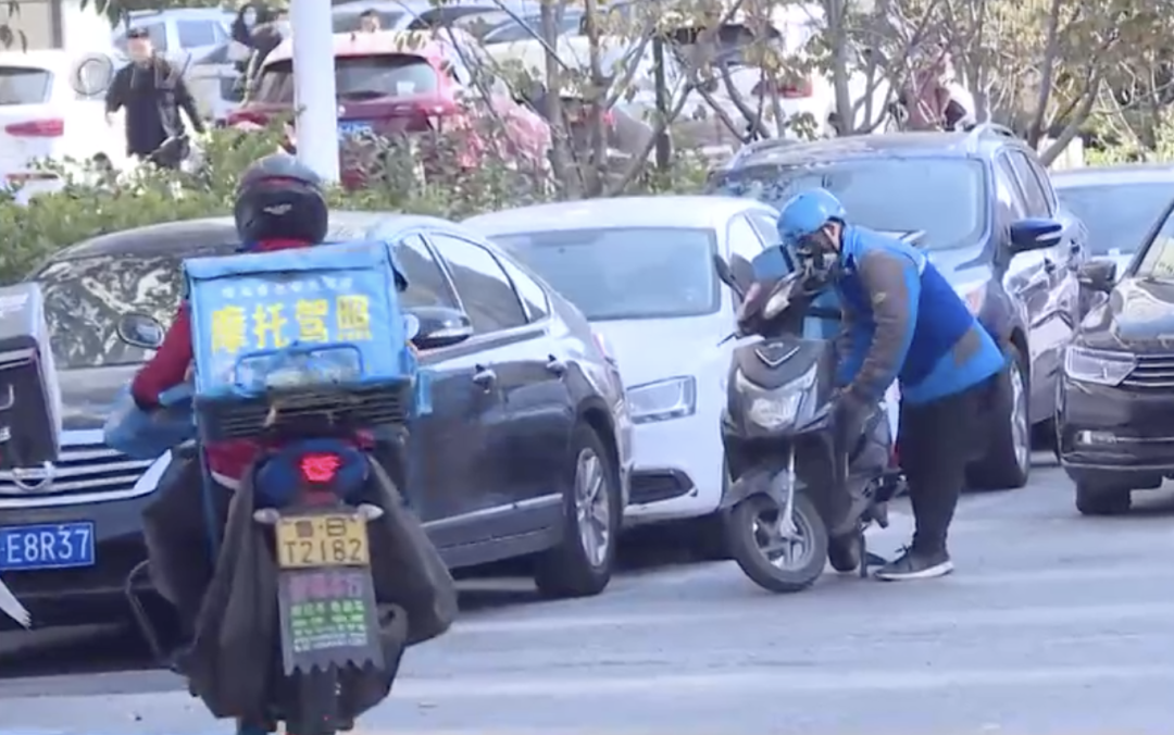 北青网综合|一外卖小哥竟在电梯里小便！顾客的餐盒就放在脚边…监控视频曝光！