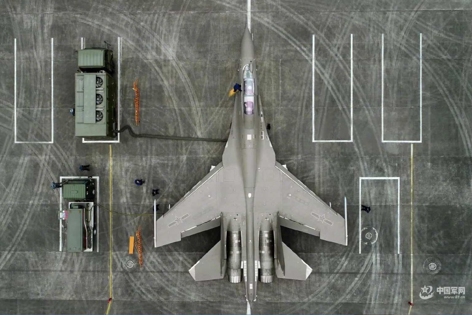 收藏这份"霸气"!歼16"低"调飞行难掩高超性能