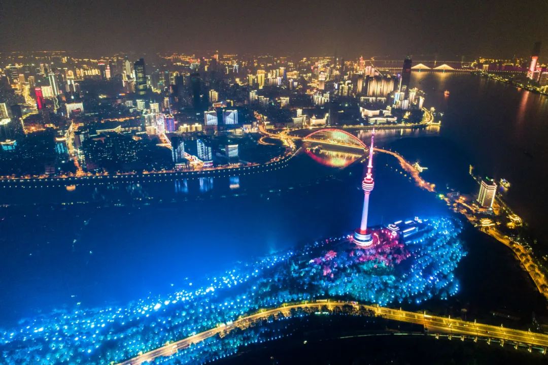 ▲原料图片:2020年4月7日晚在武汉龟山拍摄的夜景(新华社)
