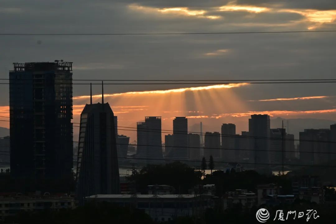 超美！厦门天空出现丁达尔效应，光有了形状！你看到了吗？休闲区蓝鸢梦想 - Www.slyday.coM