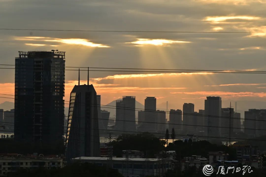 超美！厦门天空出现丁达尔效应，光有了形状！你看到了吗？休闲区蓝鸢梦想 - Www.slyday.coM