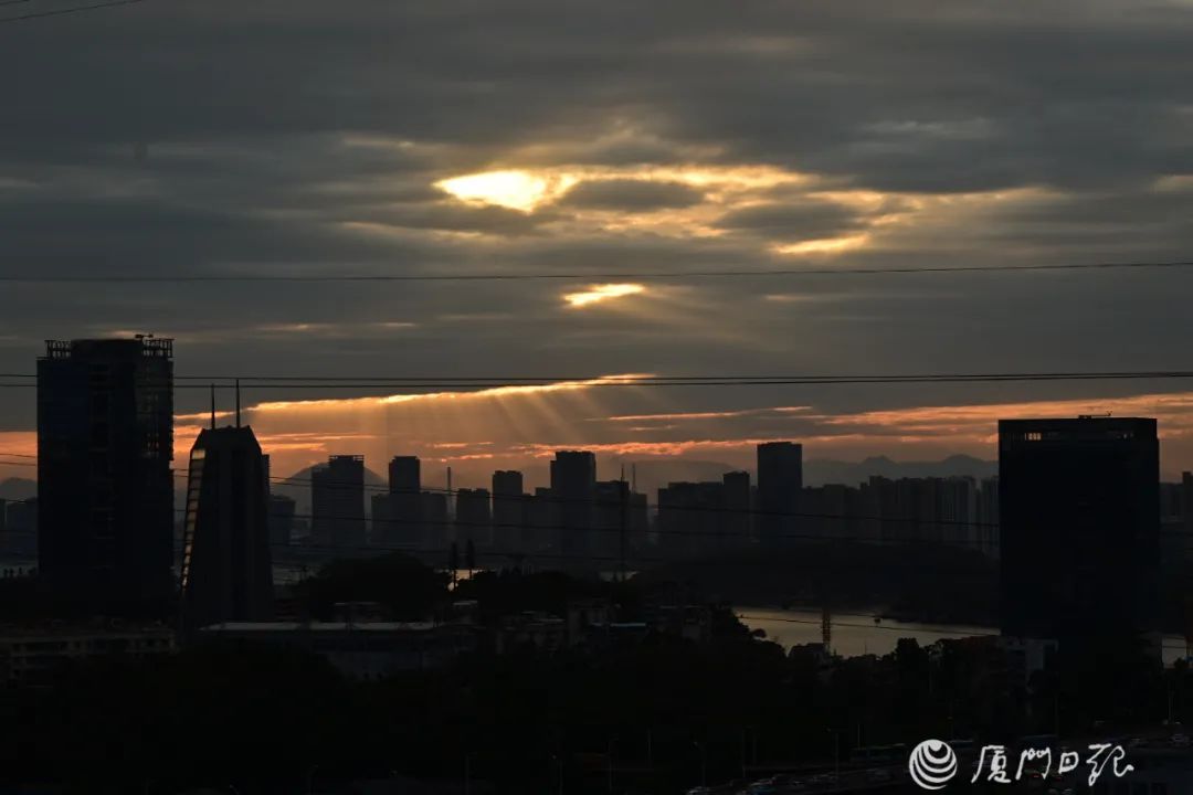 超美！厦门天空出现丁达尔效应，光有了形状！你看到了吗？休闲区蓝鸢梦想 - Www.slyday.coM