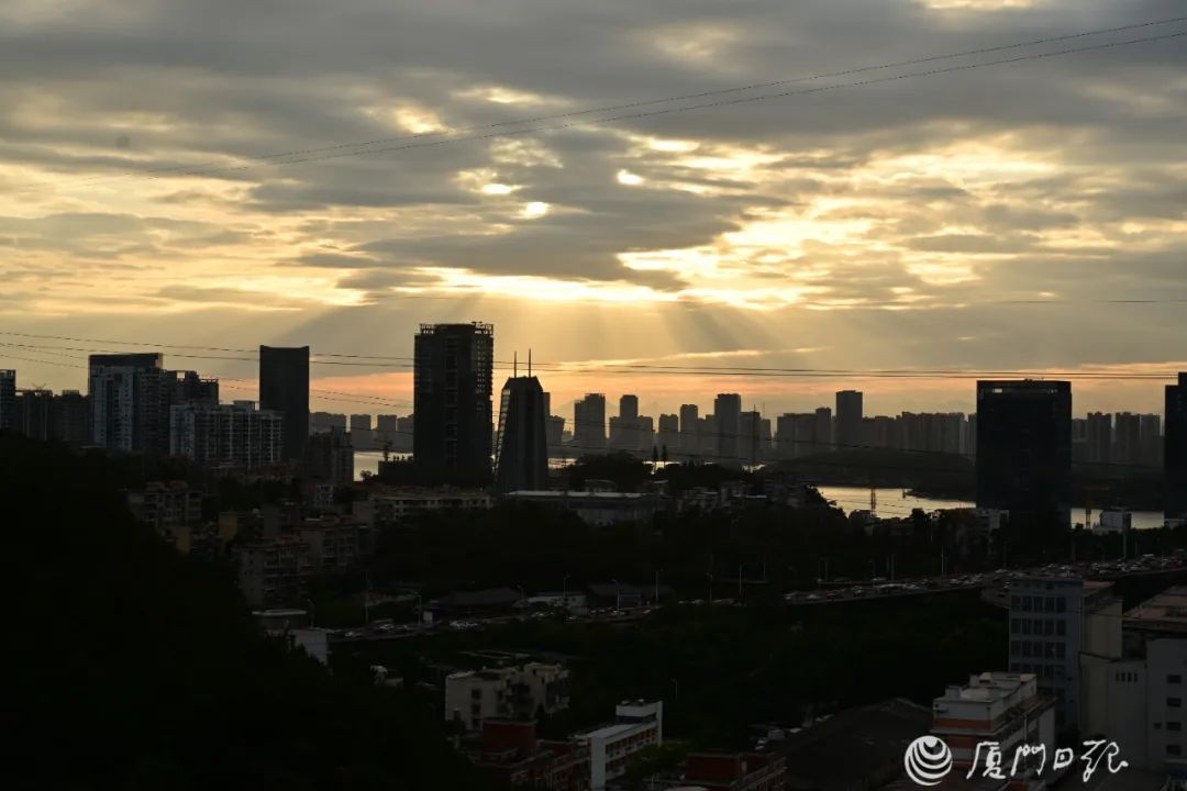 超美！厦门天空出现丁达尔效应，光有了形状！你看到了吗？休闲区蓝鸢梦想 - Www.slyday.coM