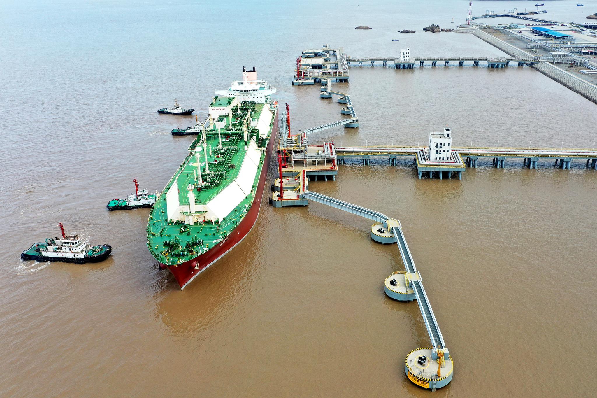 舟山:超大型lng轮靠泊新奥码头